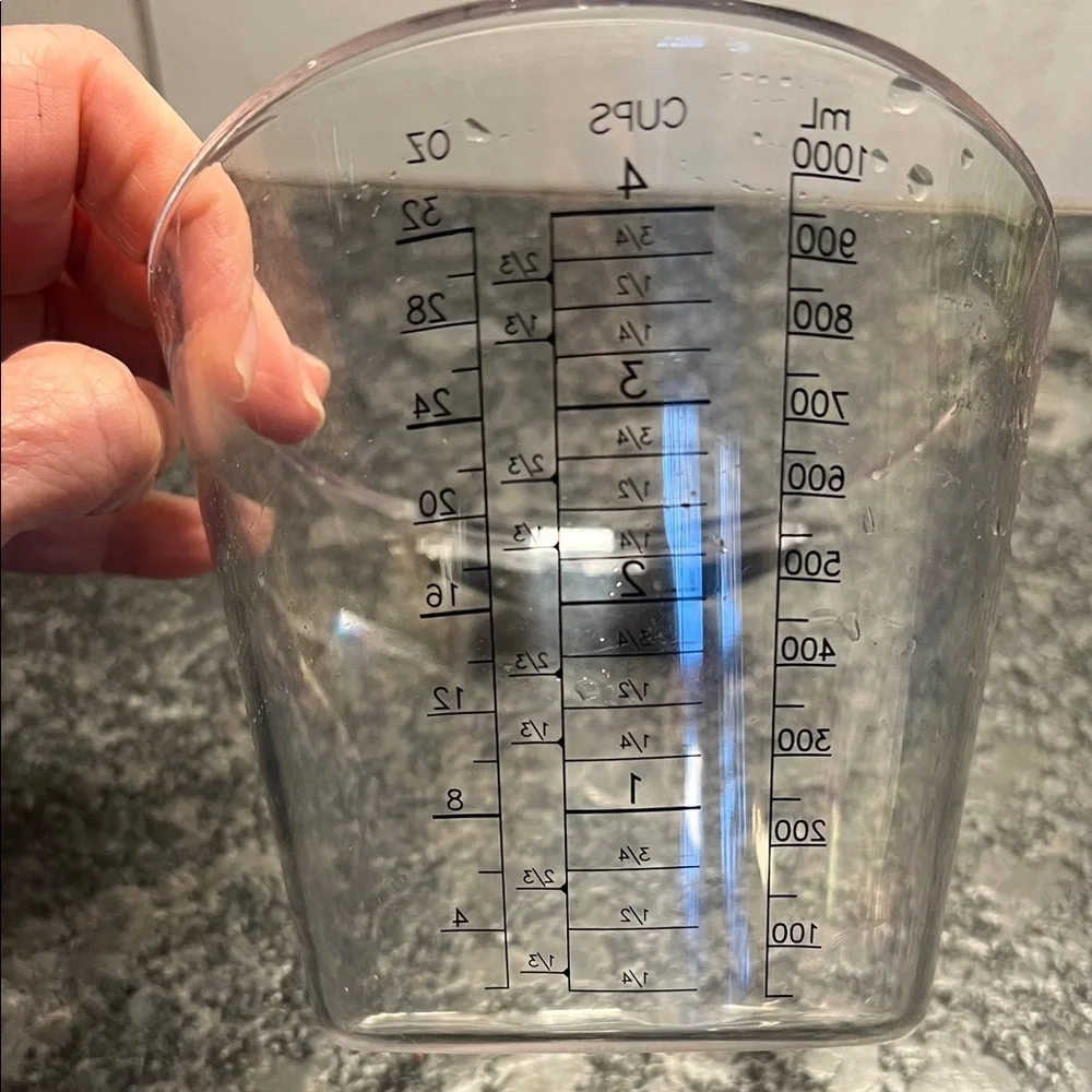 4 cup Pampered Chef Clear Measuring Cup with Black Markings. Looks new